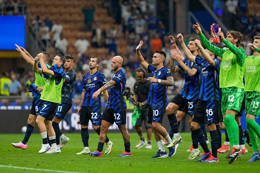 | Photo: AP/Luca Bruno : Serie A 2024-24, Inter Milan vs Atalanta: Inter Milan players greets fans after their victory